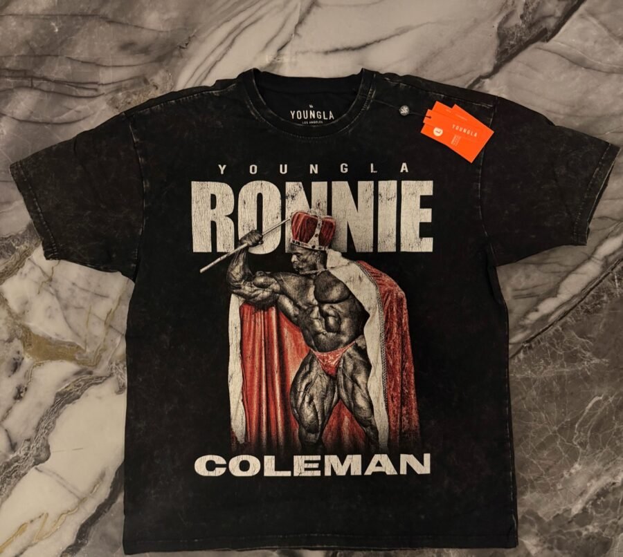 Vista frontal de playera negra deslavada YoungLA 4162 Ronnie Coleman Tees con corona y capa roja