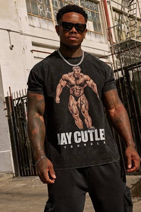 Playera negra YoungLA 4162 Jay Cutler Tees con estampado frontal, vista en modelo