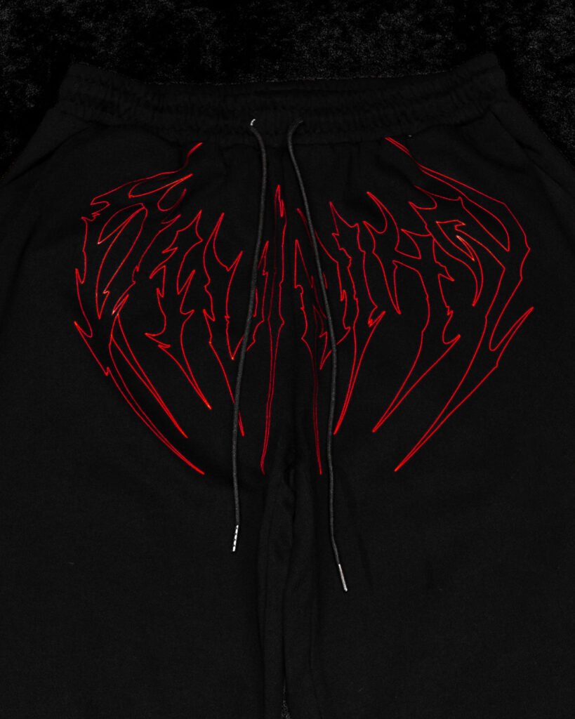 Detalle de las letras rojas del pantalón BreatheDivinity Nightmare