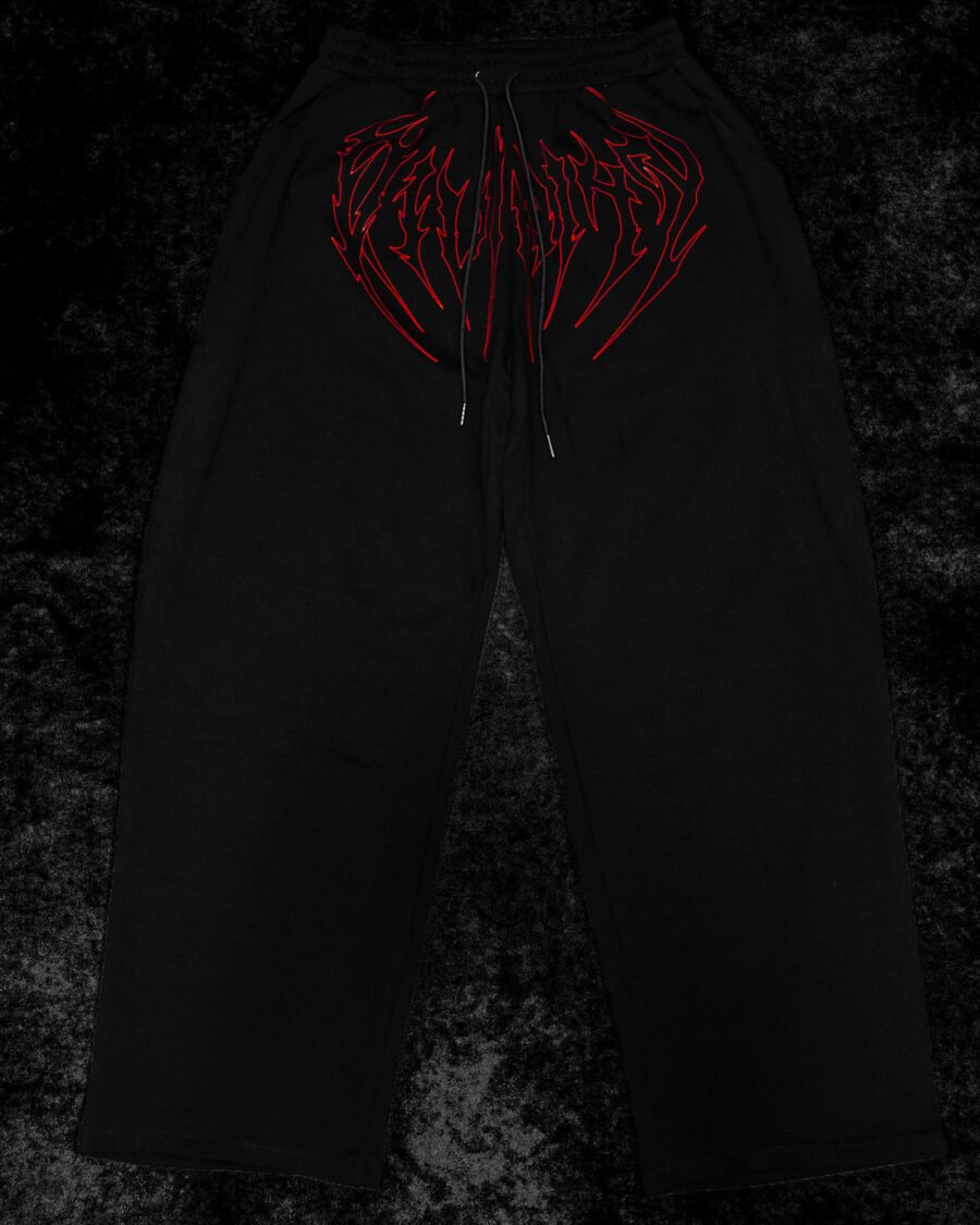 Pantalón BreatheDivinity Banana Shape Uncuffed Luxury Sweatpants Nightmare negro con letras rojas, vista frontal completa.