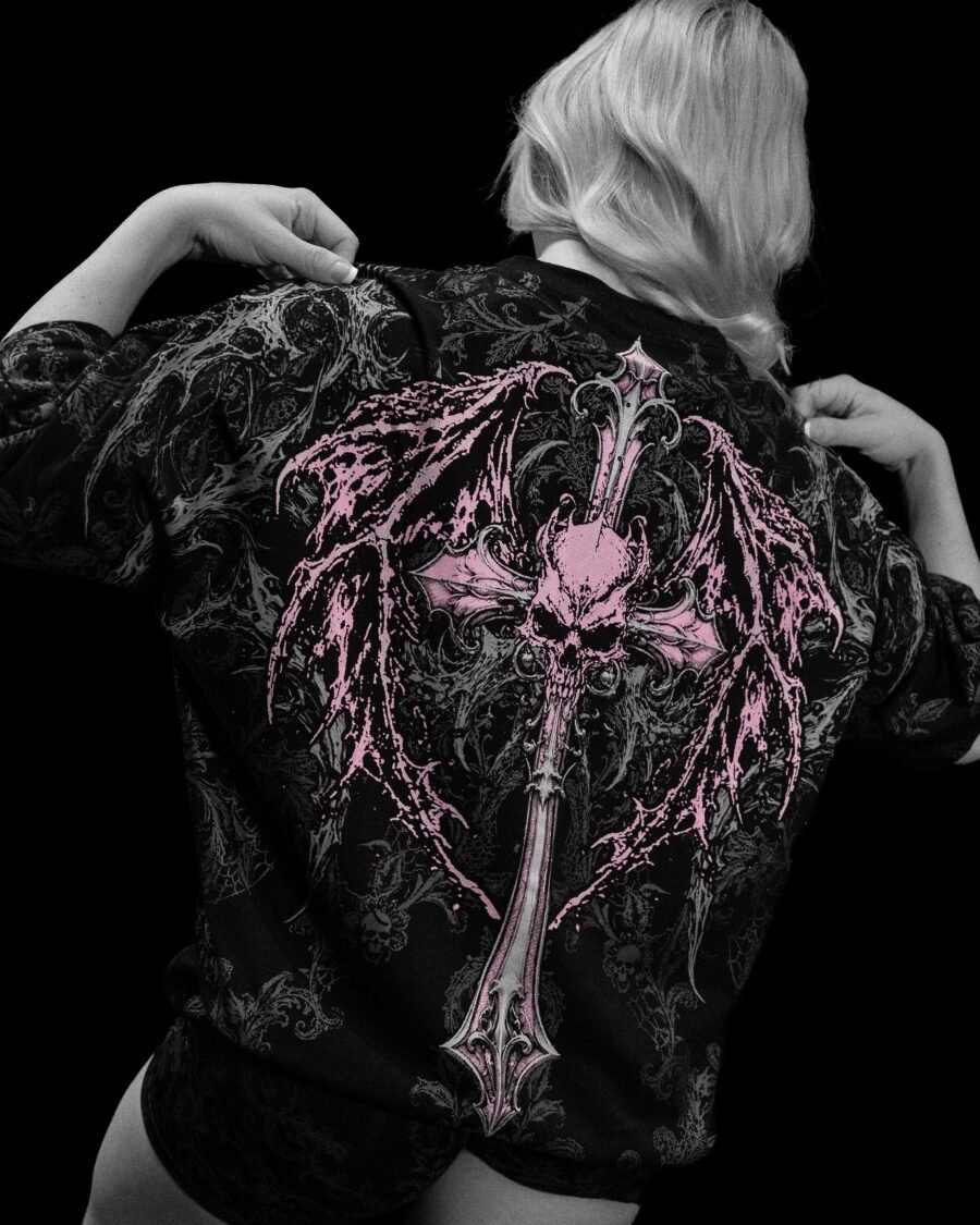 Vista trasera de Women’s Nocturnal Lightweight Oversized Tee Blossom Pink de BreatheDivinity Red