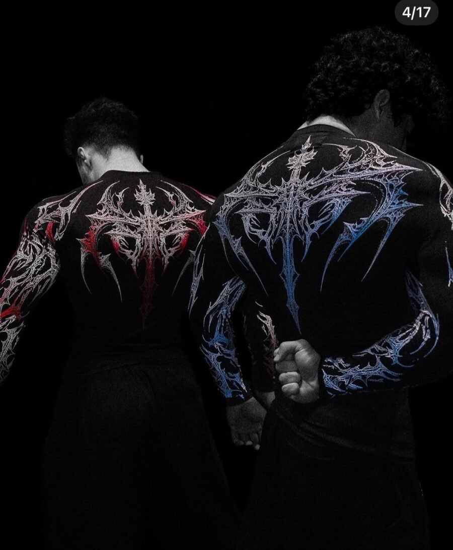 Void Tech Nightfall Longsleeve Compression Frost de BreatheDivinity, prenda azul a la derecha.
